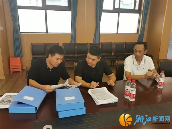 查看学校安全生产责任制、利剑护蕾行动等相关资料.jpg