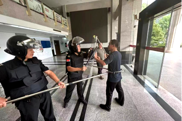 20240929天心区机关事务中心开展机关大院消防安全主题宣传暨反恐防暴应急演练活动资料(1)384.png