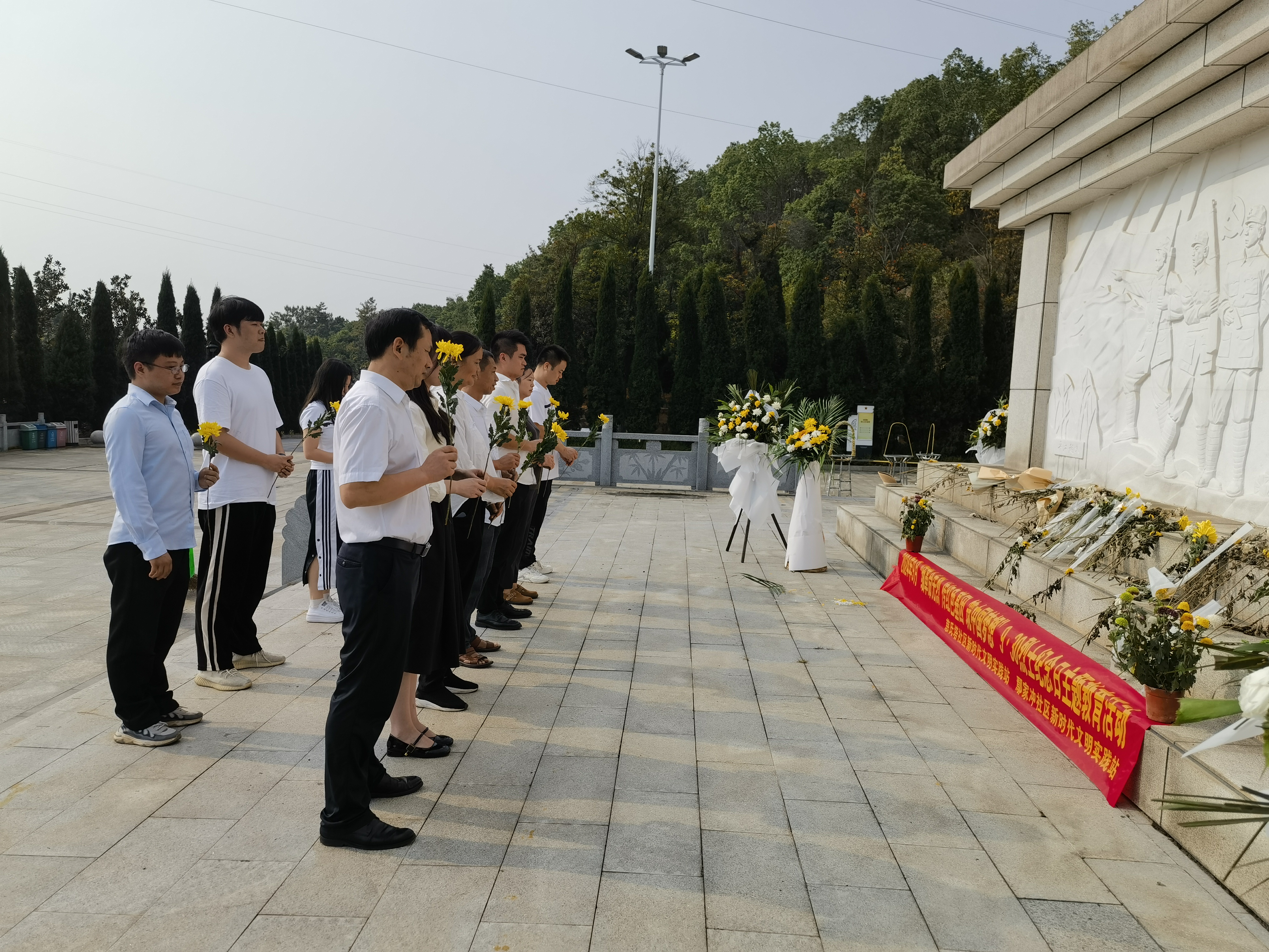 20240927慈氏塔社区新时代文明实践站在烈士陵园开展了2024年9月“缅革命先烈 传红色基因 筑中国梦想”9·30烈士纪念日主题教育活动（2）.jpg