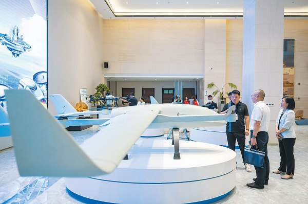 观众在高新区“榕创汇”无人机小镇内了解无人机的功能。福州日报记者 林双伟摄