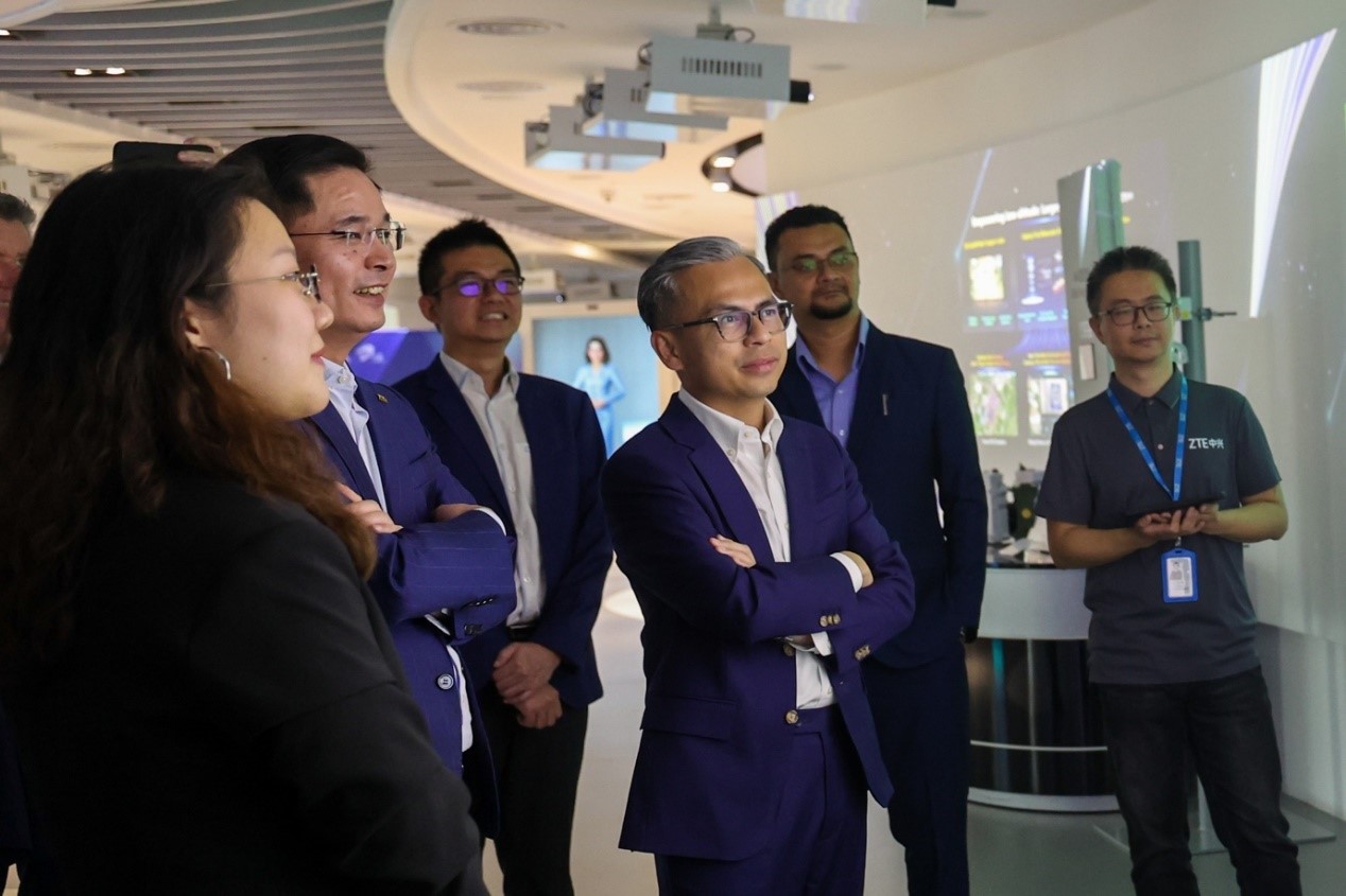 马来西亚通讯部长法米·法兹(右三)在华访问中国知名通信企业。(照片由马来西亚通讯部提供) (1)