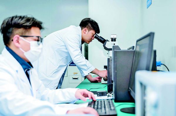 闽都创新实验室工作人员在检测激光材料。福州日报记者 林双伟摄