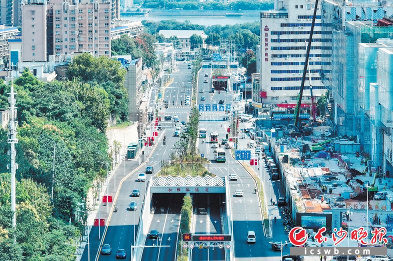 　　通过湘雅路隧道，市民最快5分钟即可过江。长沙晚报全媒体记者 刘晓敏 摄