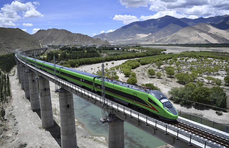 2022年6月22日，復(fù)興號(hào)列車行駛在西藏山南境內(nèi)。