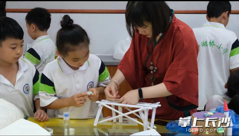 9月30日，长沙市天心区沙湖桥小学第24届校园科技节暨首届“沙湖桥杯”科创联赛举行。均为长沙晚报通讯员 黄佳妮 供图