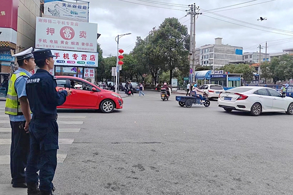 民警利用無人機(jī)巡邏,。_副本.jpg