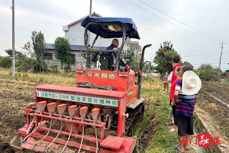 冉家坪村开展耕地治理,助力油菜增产丰收2.jpg 冉家坪村开展耕地治理,助力油菜增产丰收2.jpg