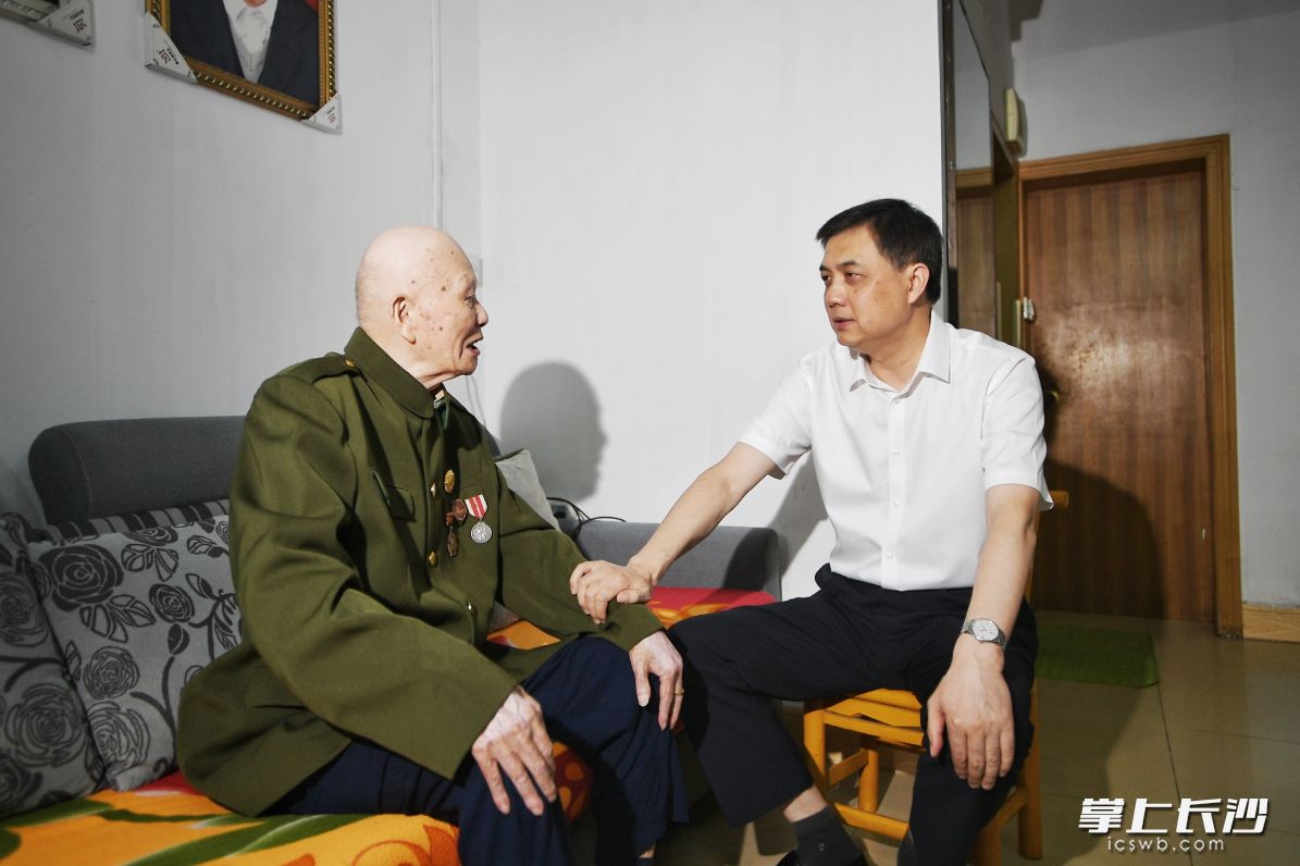 周海兵与老战士、老同志杨国栋促膝交谈，关切地询问老人的身体状况和生活情况。长沙晚报全媒体记者 郭雨滴 摄