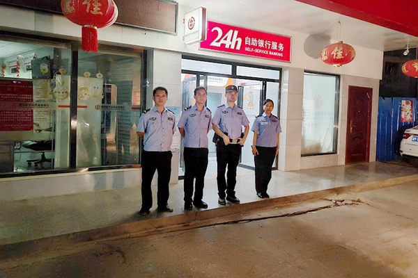 民警在重點部位執(zhí)勤,。_副本.jpg