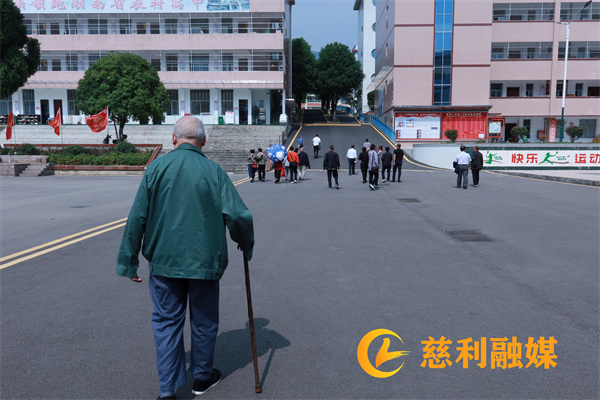 参观校园.jpg