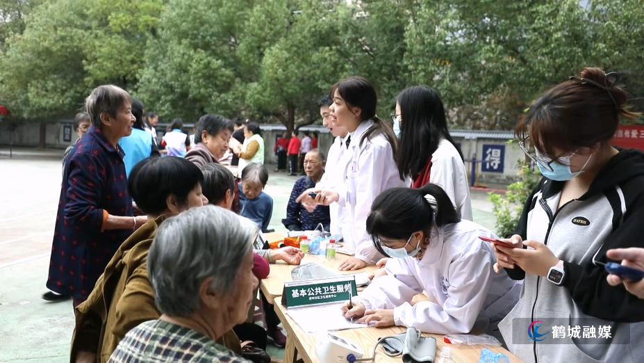 鹤城区迎丰街道组织开展重阳节关爱老人系列活动.mp4_20241011_165601.406.jpg