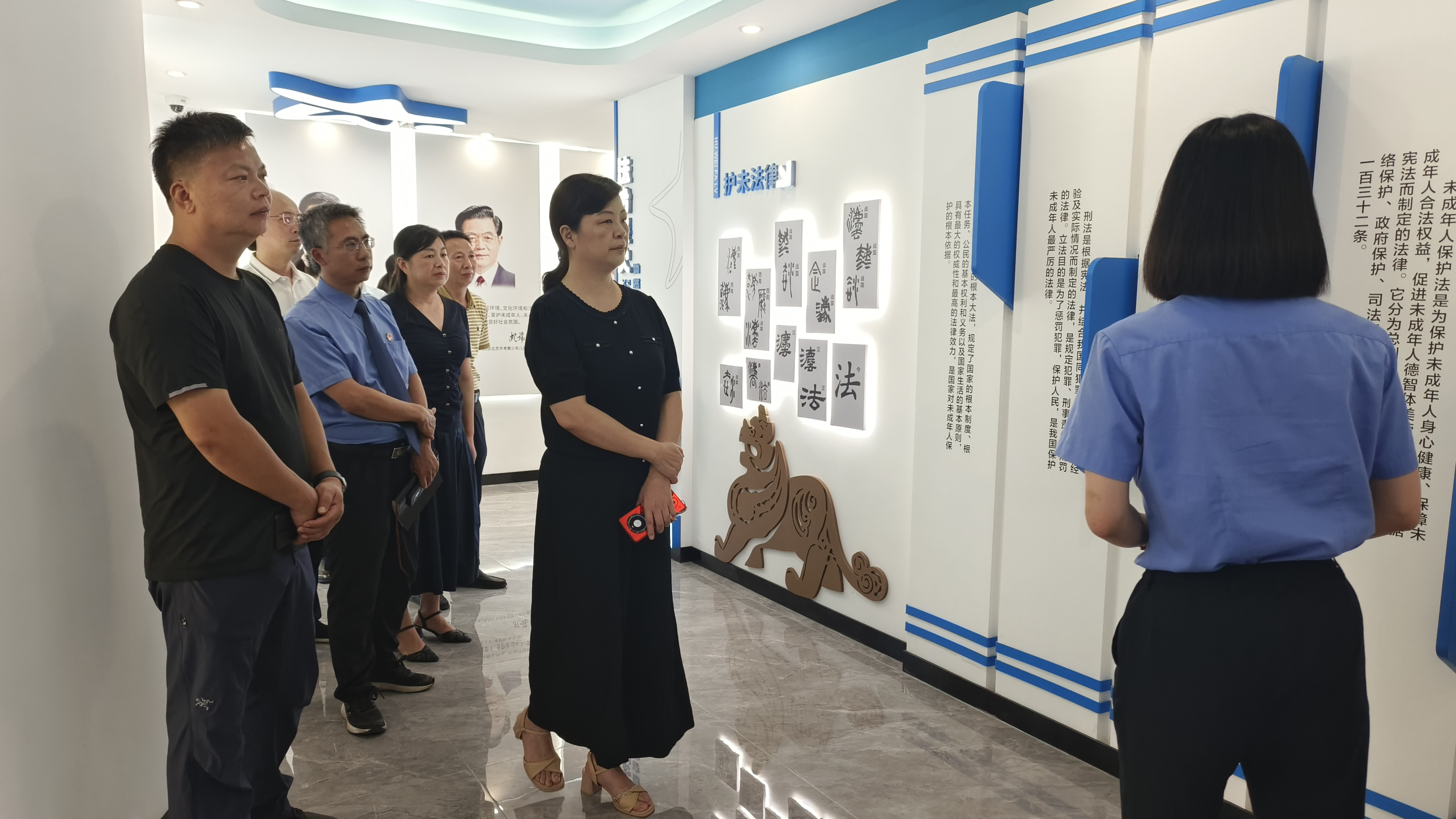 永兴县人大常委会主任王梅（右二）带领执法检查组到县检察院了解“兴星向荣”保护未成年人工作站工作情况。.jpg