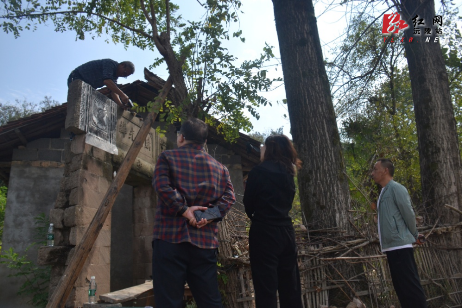 李晓明教授在遗存古建筑上拓片_副本.jpg