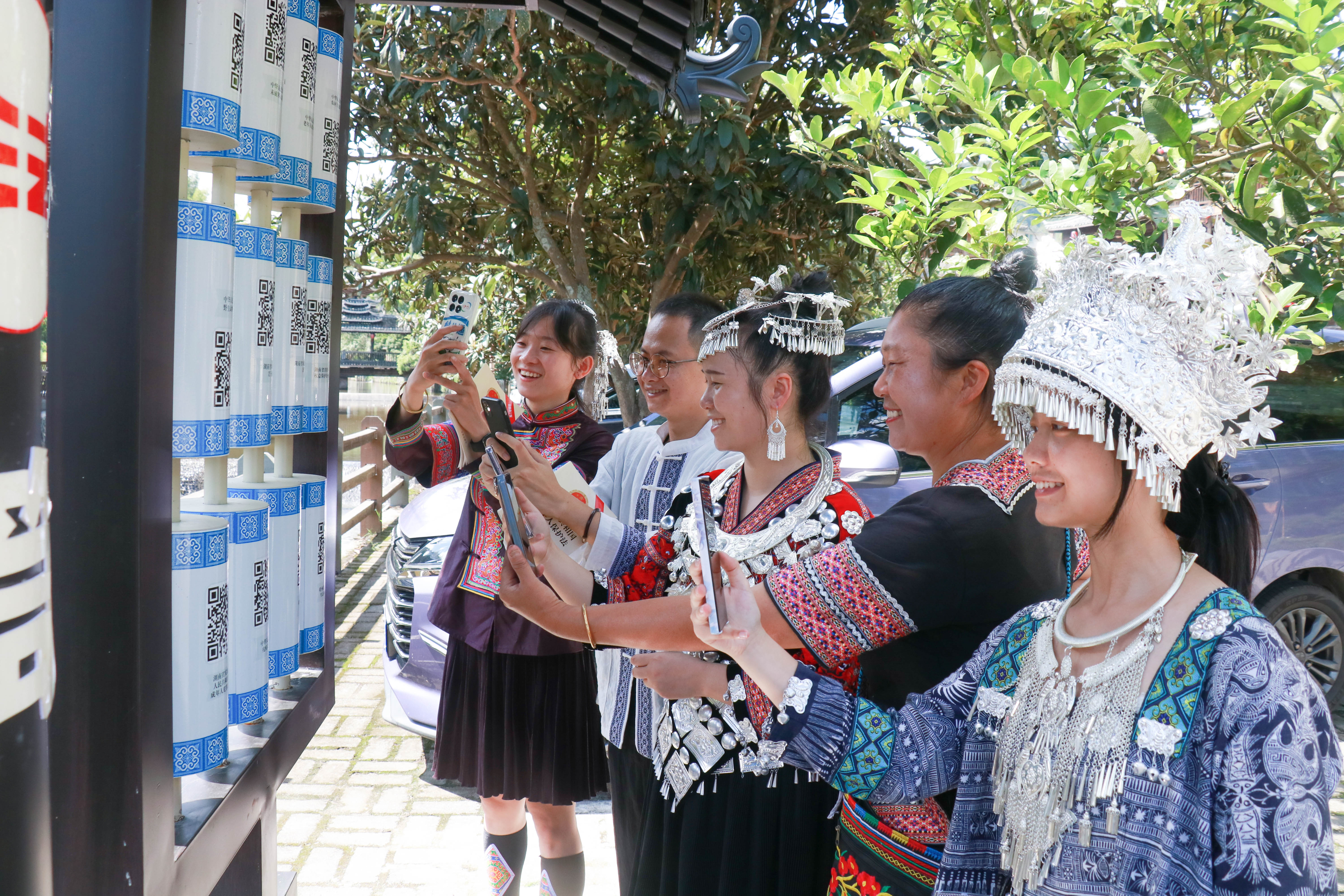 少数民族群众扫码提交立法意见和学习法律法规.jpg