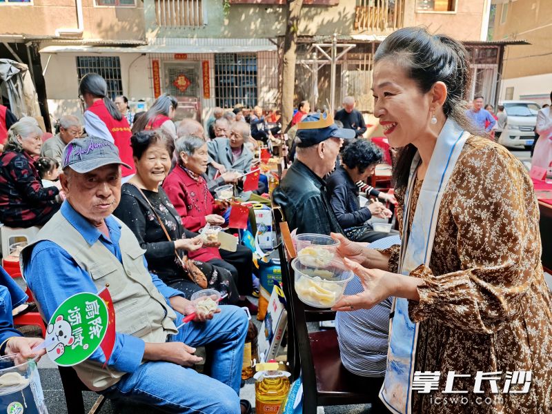 91歲老兵閻家齊（左一）開心吃餃子。  均為長沙晚報通訊員胡靜攝