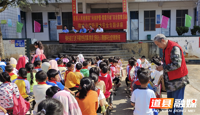 道县横岭瑶族乡：政法“五老”送法进校园1_副本1.jpg