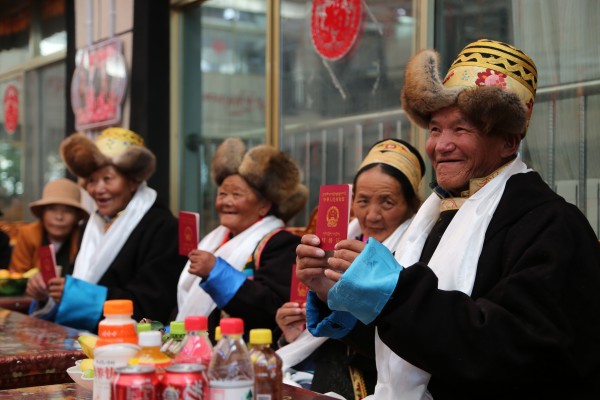 图为“新人”阿南（右一）等正在高兴地亮着自己的结婚证_副本.jpg