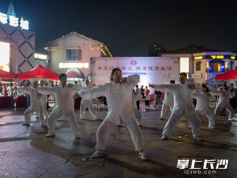 10月11日晚，芙蓉区中医药文化夜市在浏阳河婚庆公园喷泉广场举办，活动现场开展八段锦带教。