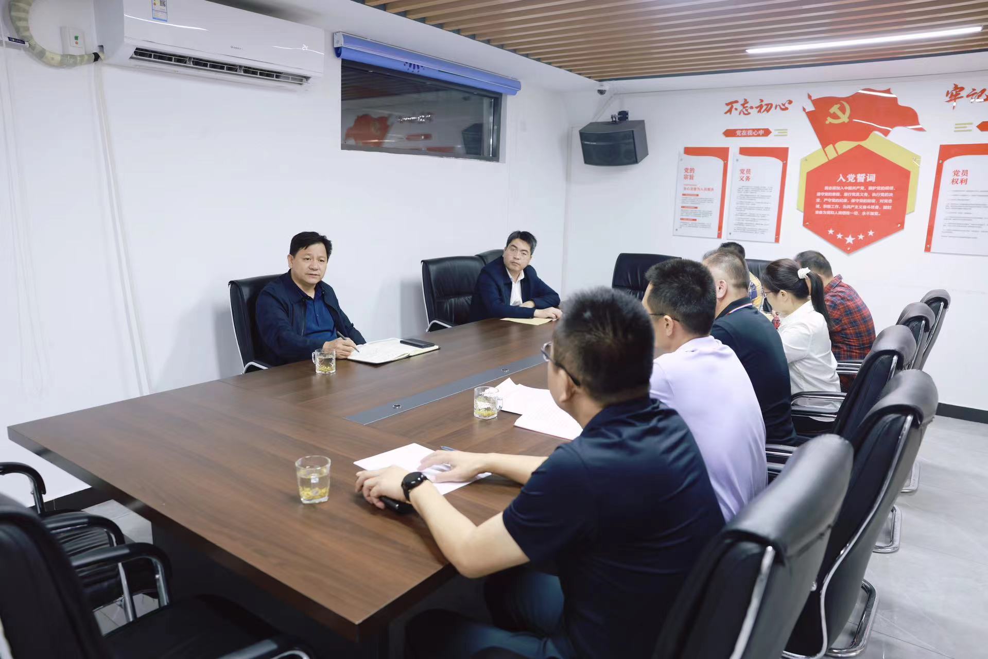 长沙县委副书记、县长陈永高下沉代表联络站，与代表面对面交流。.jpg