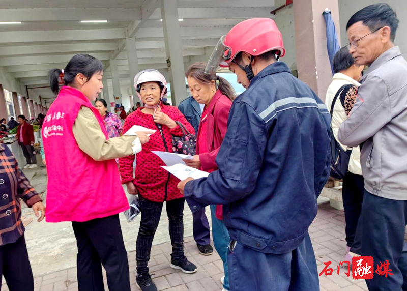 磨市镇:社保服务进万家 孝亲敬老暖人心1.jpg 磨市镇:社保服务进万家 孝亲敬老暖人心1.jpg