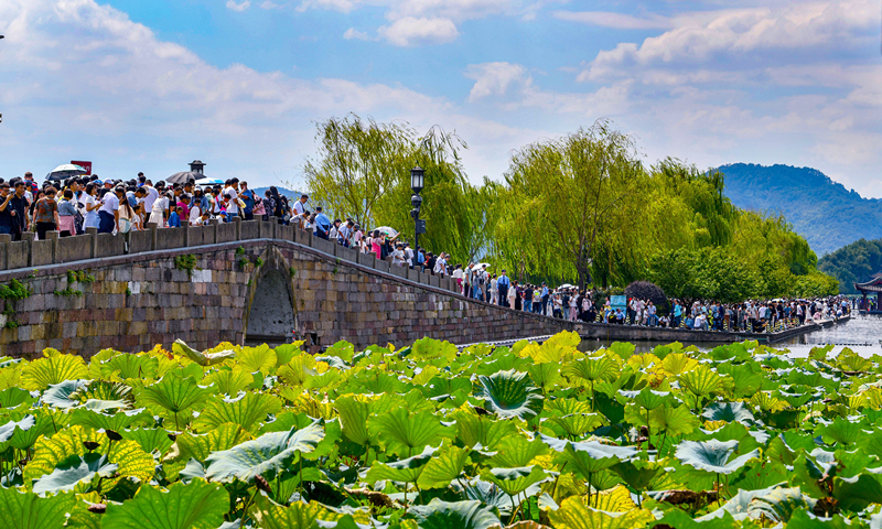 2024年10月4日，杭州西湖景區迎來國慶假期旅游高峰。