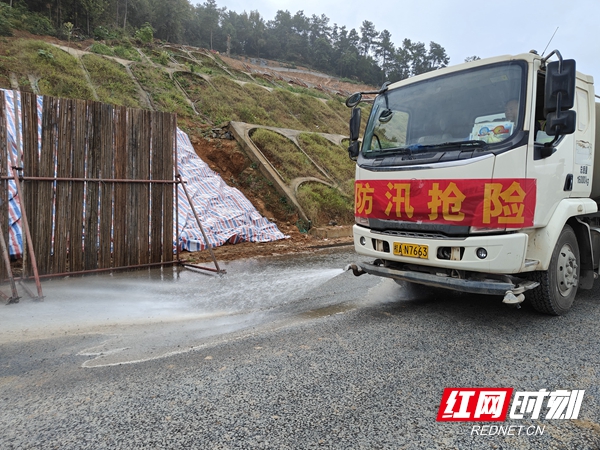 洒水车清理路面_看图王(1).jpg