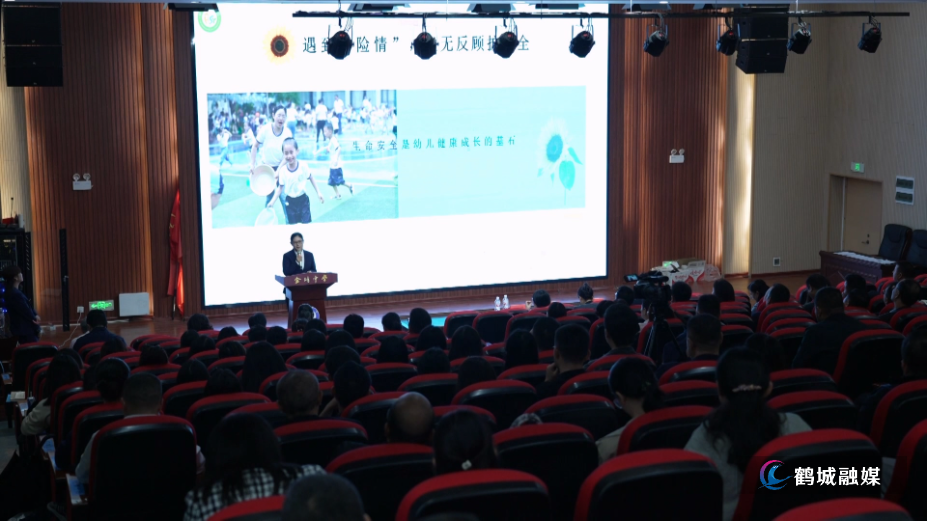 怀化市“弘扬践行教育家精神”巡回宣讲活动走进鹤城.mp4_20241017_162309.928.jpg