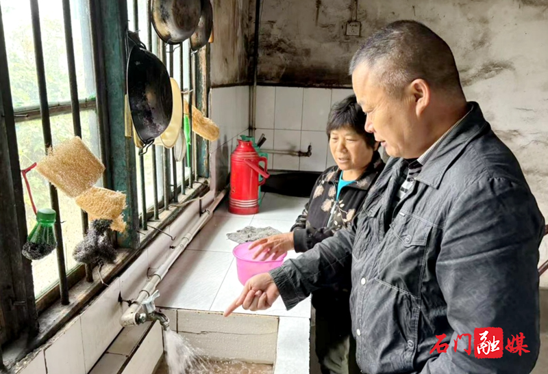 蒙泉镇:敲门入户“察民情”,饮水安全“暖民心”1.jpg 蒙泉镇:敲门入户“察民情”,饮水安全“暖民心”1.jpg