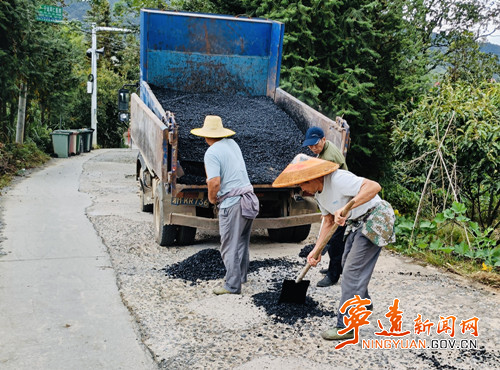 宁远：党建引领聚合力 修复路面暖民心_副本_副本500.jpg