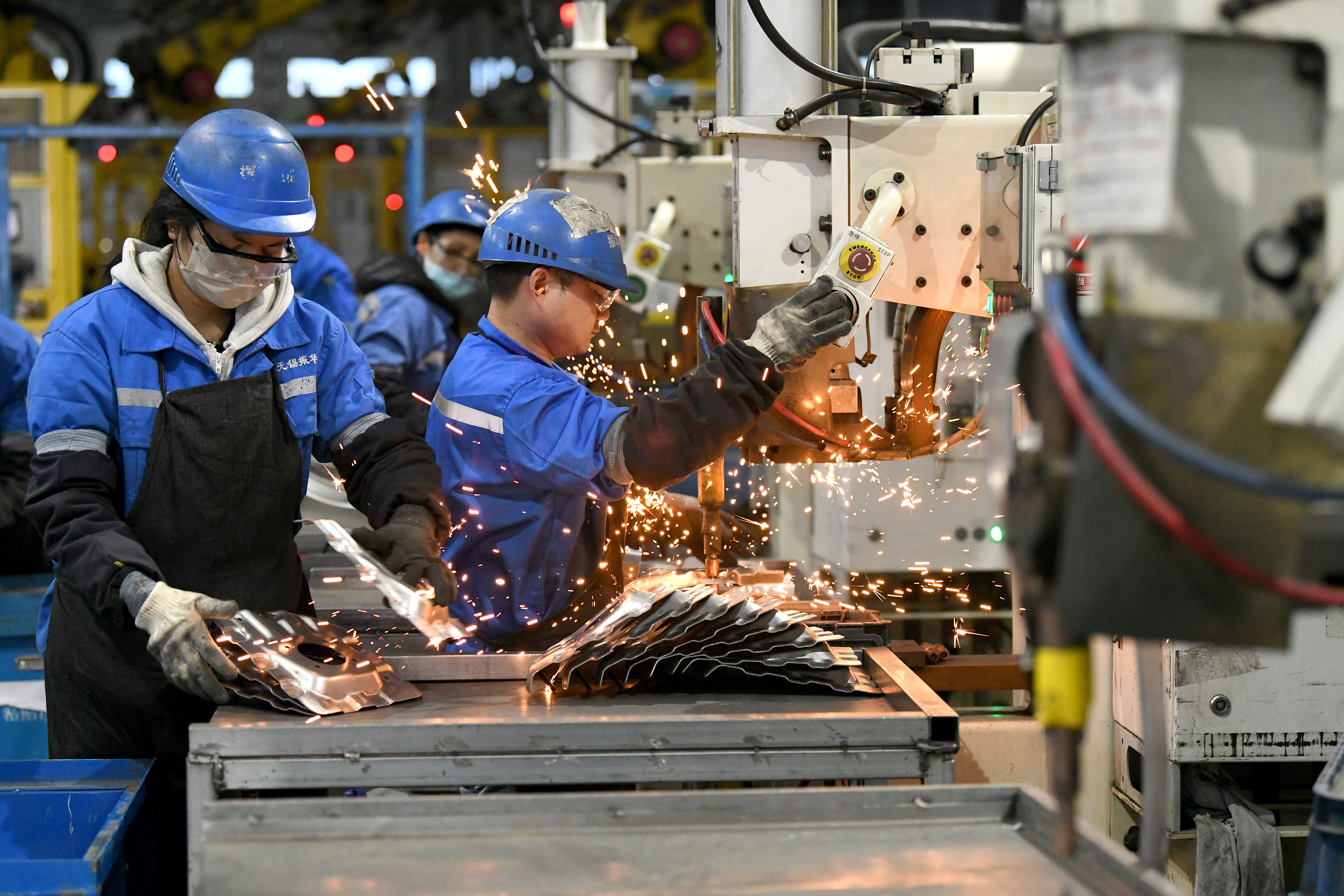 2023年2月7日，福建省寧德市蕉城區(qū)一家汽車零部件生產(chǎn)企業(yè)的生產(chǎn)線上一派繁忙景象。