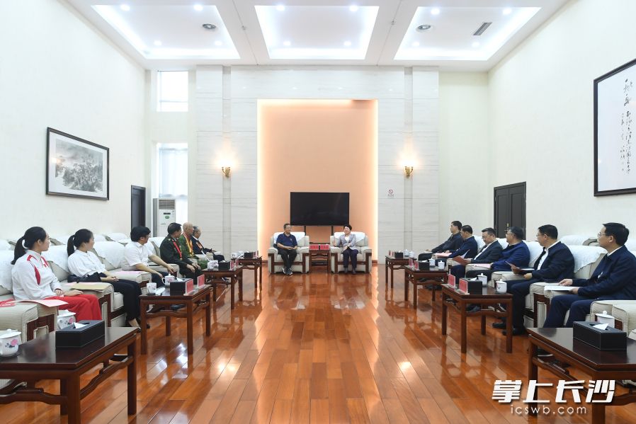 报告会前，省委常委、市委书记吴桂英，副省长、市长周海兵会见报告团成员代表。均为长沙晚报全媒体记者 郭雨滴 摄