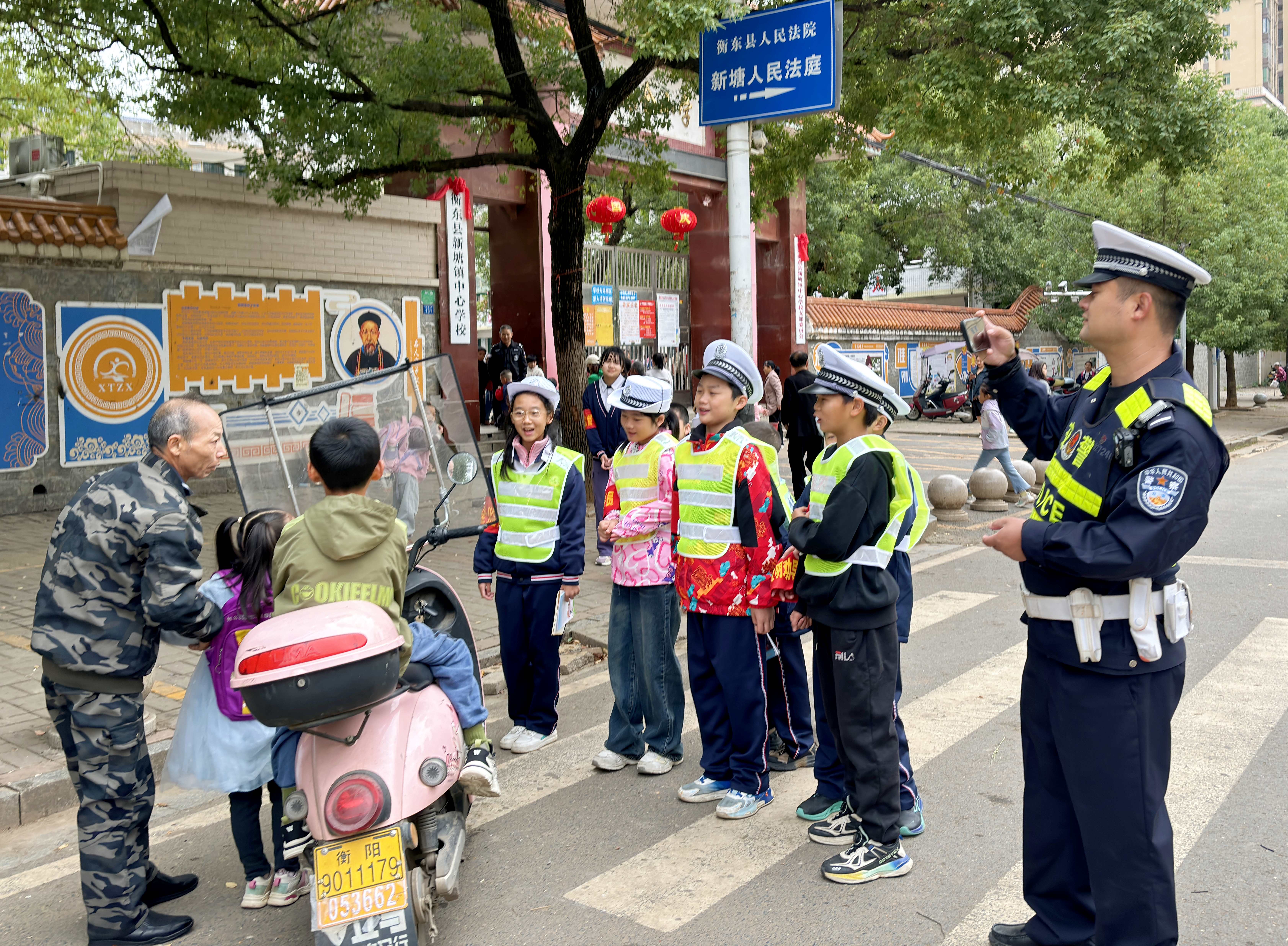 小交警劝导戴头盔1_.jpg