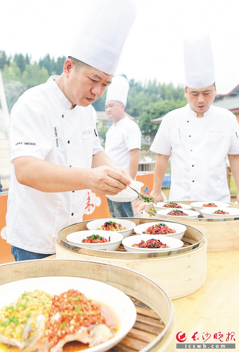 今年9月，全省首家以“浏阳蒸菜”为主题的研究院落户浏阳小河乡，现场同时发布了浏阳蒸菜“十八碗”。长沙晚报通讯员 彭红霞 摄