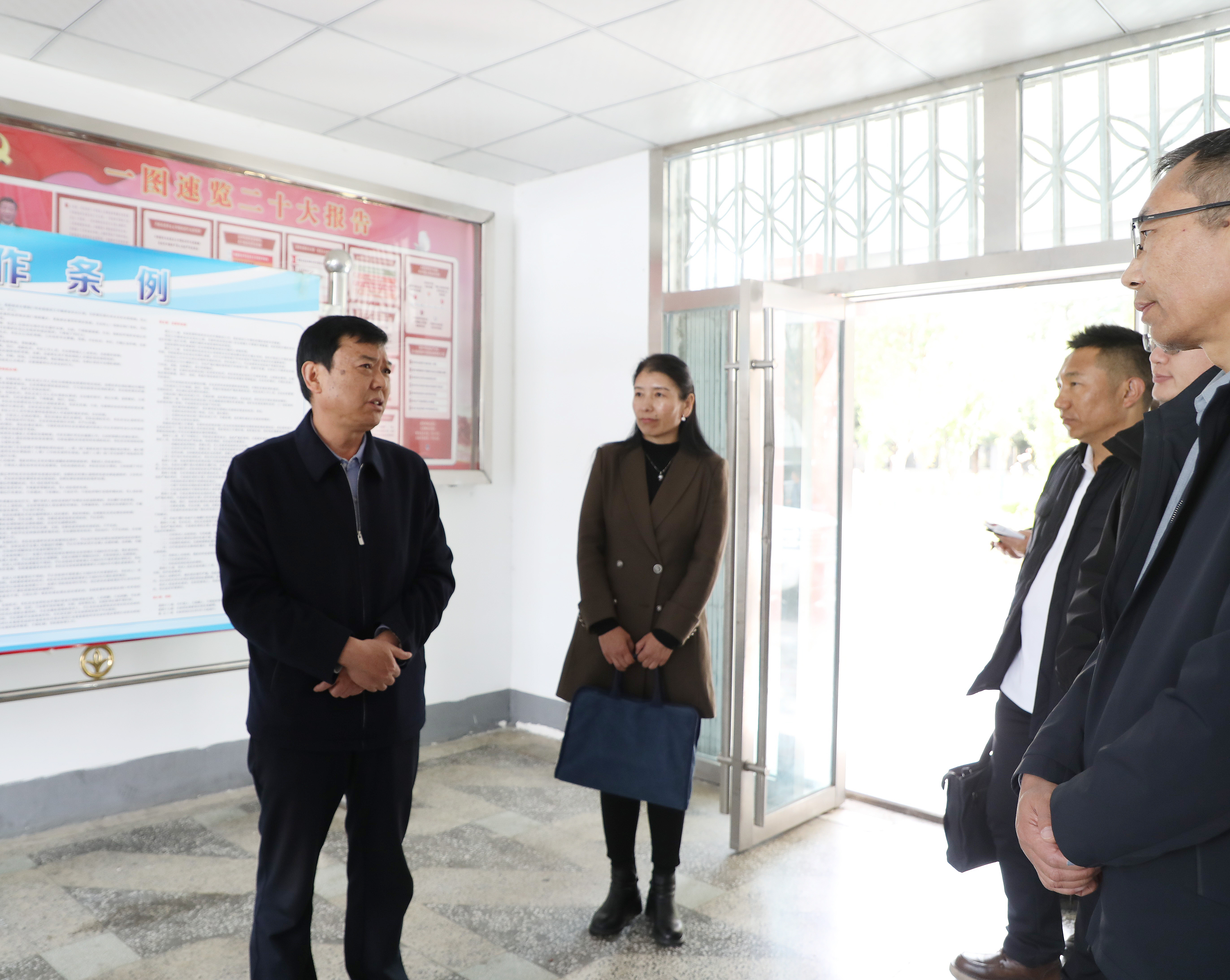 00图为李富忠在市信访局调研。.jpg