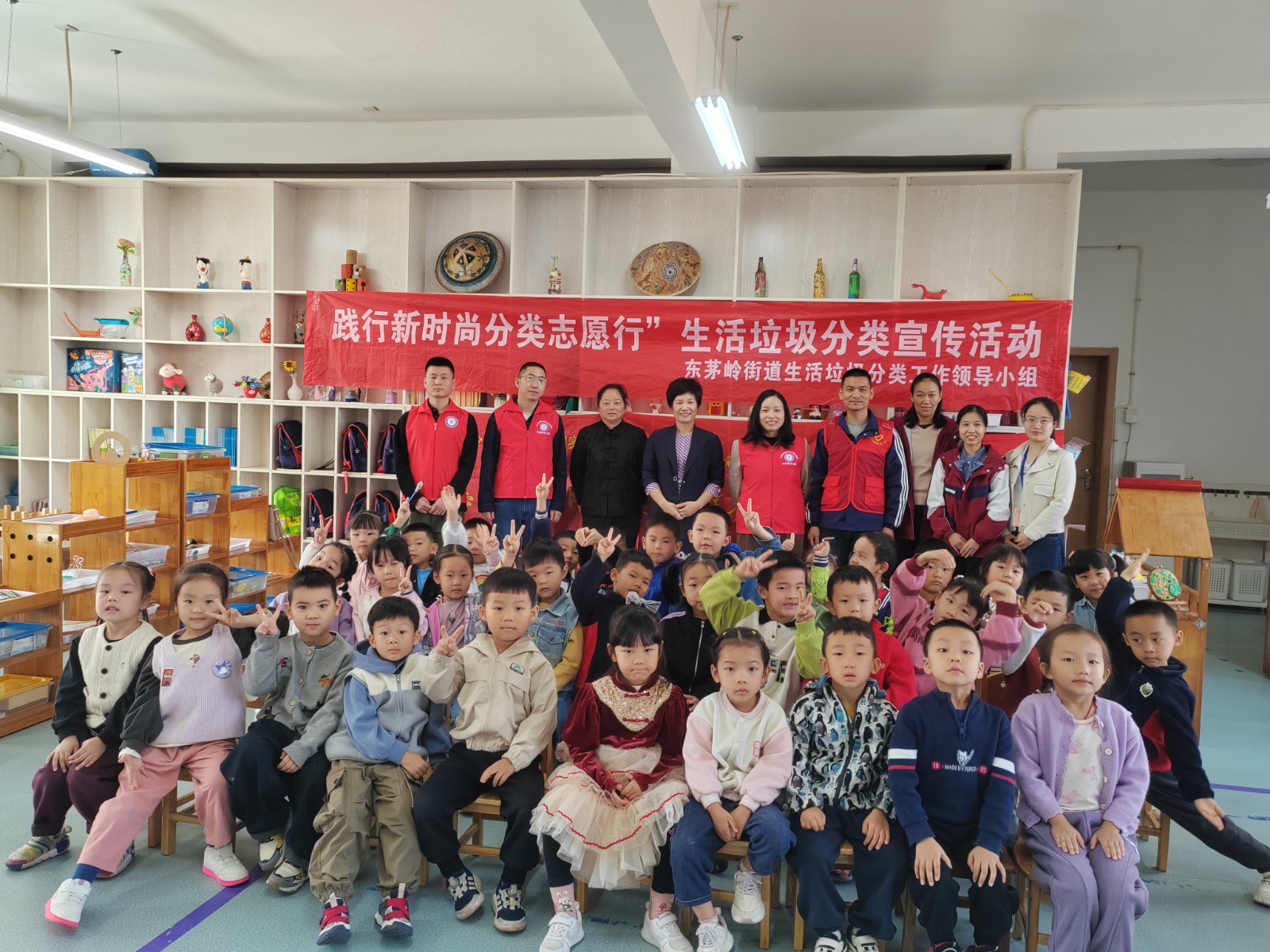 东茅岭街道:“垃圾分类启童心 幼儿园里绿意浓”主题实践活动 (3).jpg
