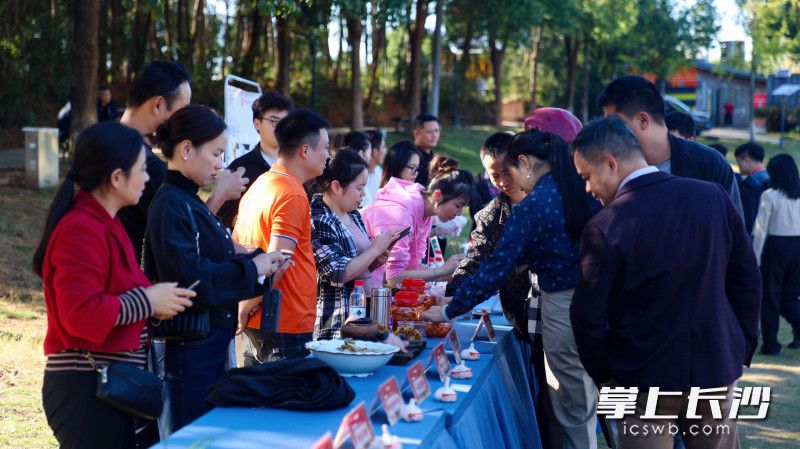 相关部门负责人、专家评审、大众评审等在品尝特色美食。