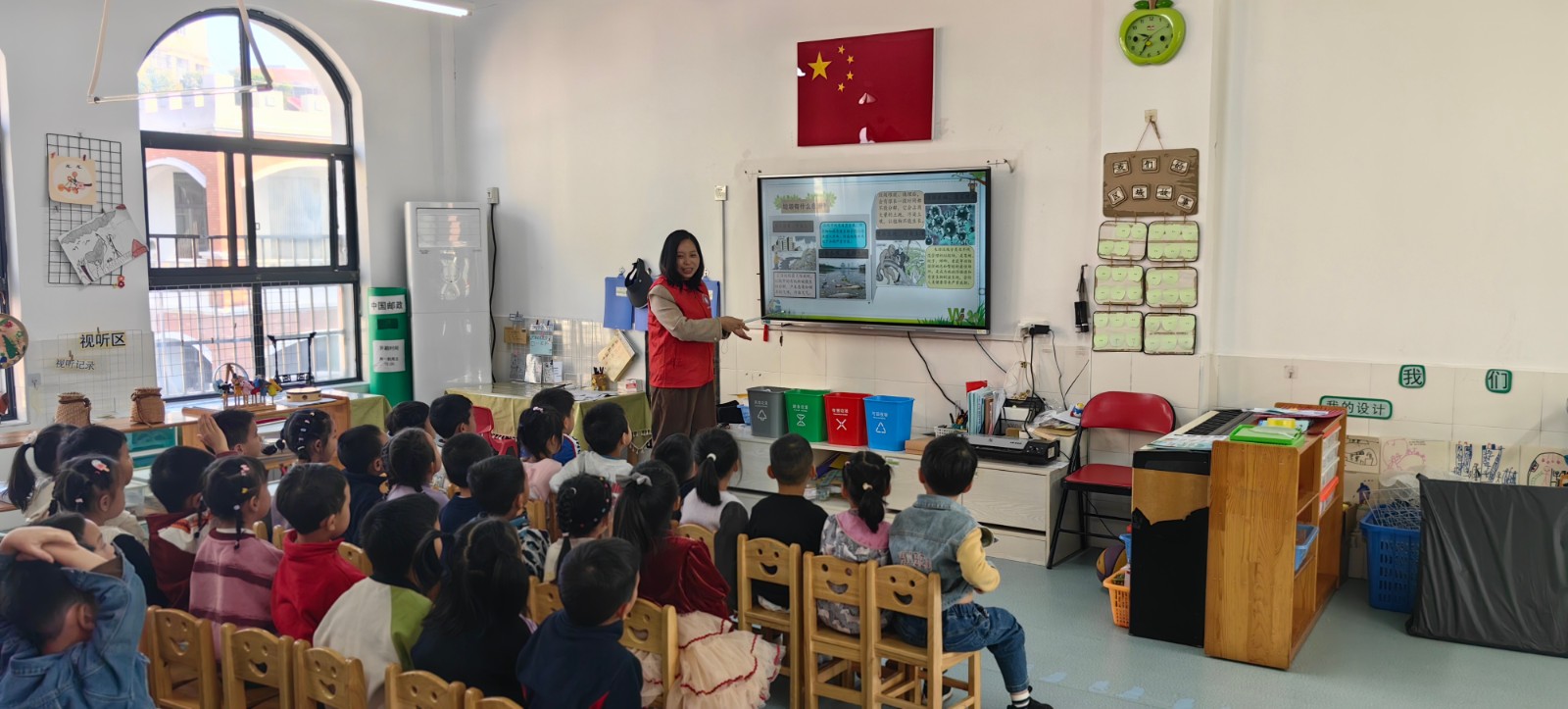 东茅岭街道:“垃圾分类启童心 幼儿园里绿意浓”主题实践活动 (4).jpg