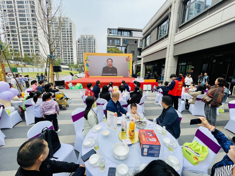 百家宴上，奧運(yùn)冠軍張雅怡給鄰居們發(fā)來VCR，祝福鄰里一家親。均為長沙晚報(bào)全媒體記者 李卓 攝