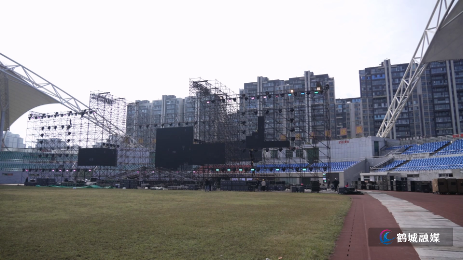 2024怀化明星演唱会舞台搭建工作正在进行  10月31日将进行彩排.mp4_20241028_163008.345.jpg