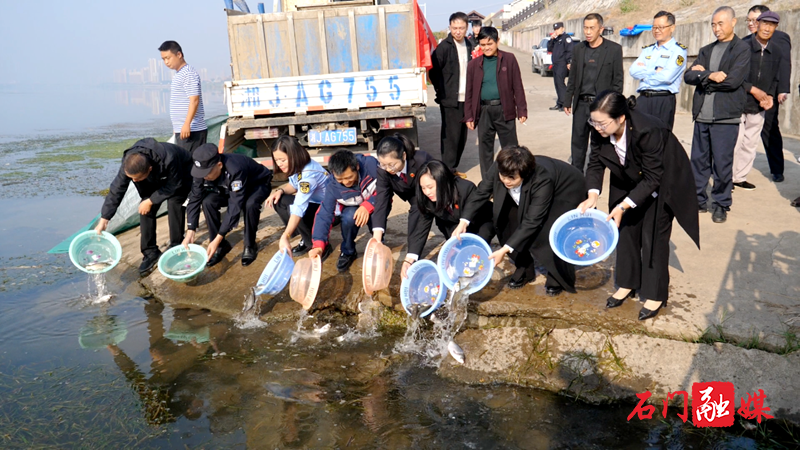 我县开展渔业资源修复人工放流活动2.png 我县开展渔业资源修复人工放流活动2.png