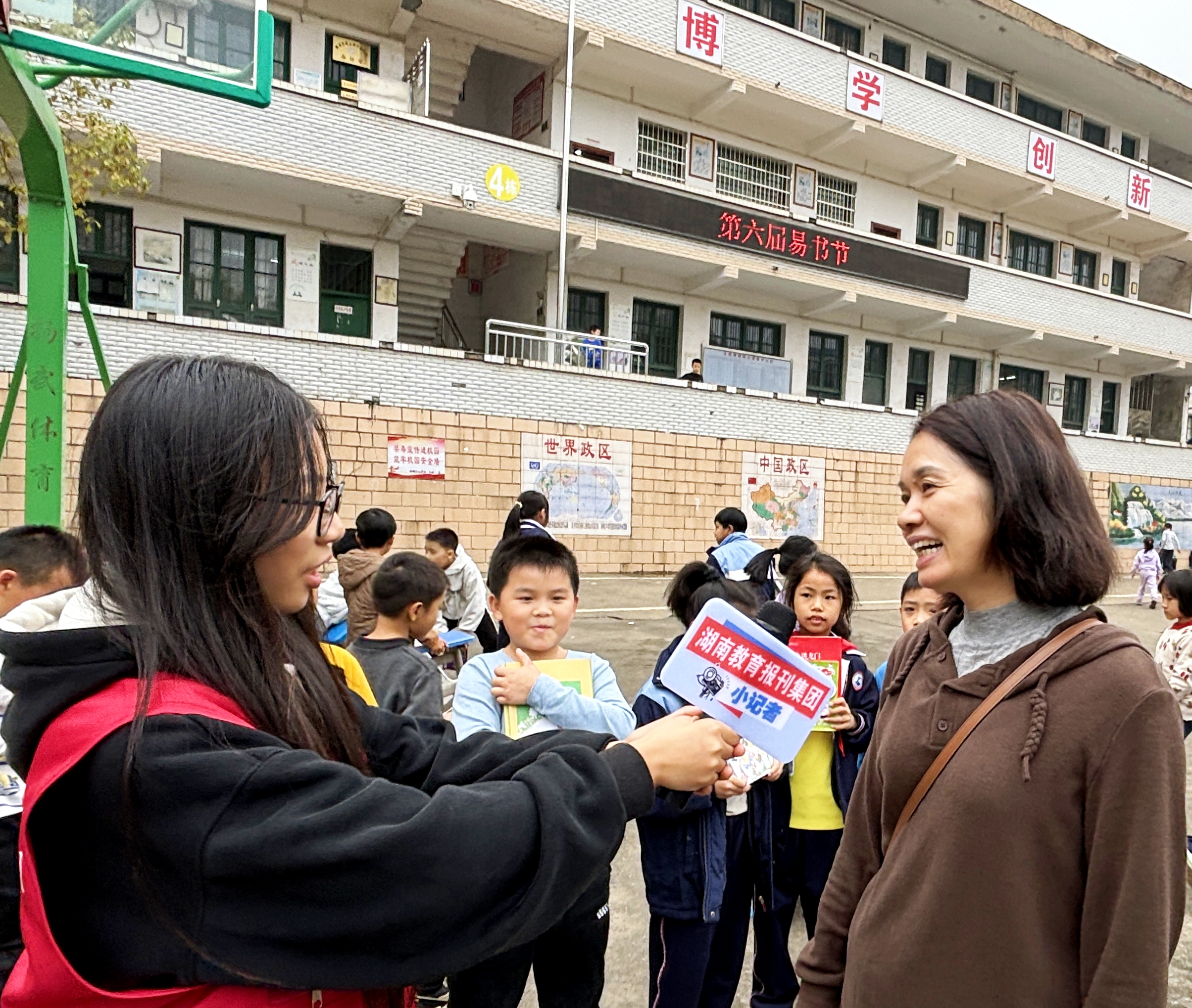 小记者采访曹燕云副校长.jpg