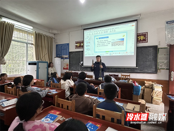 气象工作人员讲解人工影响天气.jpg