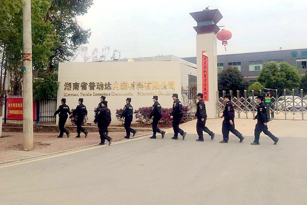 民警在企業(yè)周邊巡邏,。_副本.jpg