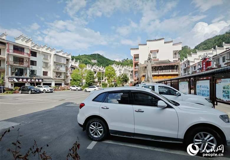 警民攜手規(guī)范沱江鎮(zhèn)民俗園小區(qū)車位管理。人民網(wǎng)記者 劉賓攝