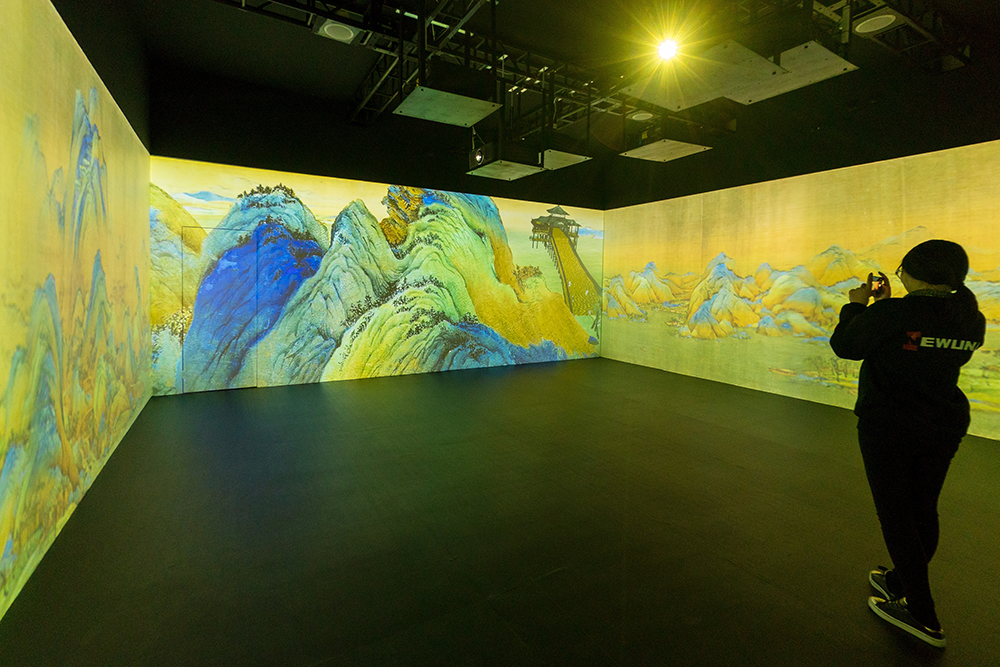 2019年1月29日,上海,市民在“千里江山图科技艺术展”上打卡拍照,参观北宋名画《千里江山图》的AR全景展示。