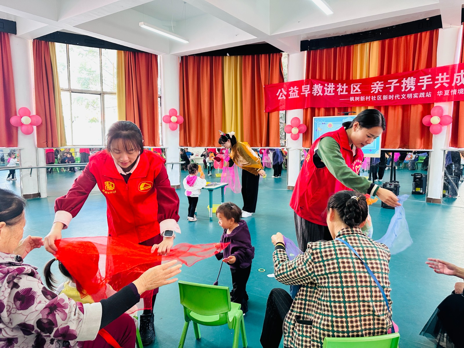 2024.10.31枫树新村社区新时代文明实践站组织40名家长儿童在华夏幼儿园开展了“2024年家长学校--公益早救进社区,亲子携手共成长”主题活动.jpg