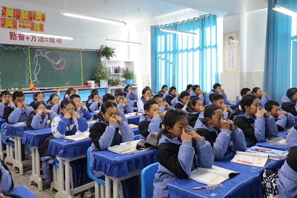 图为学生做眼保健操.jpg