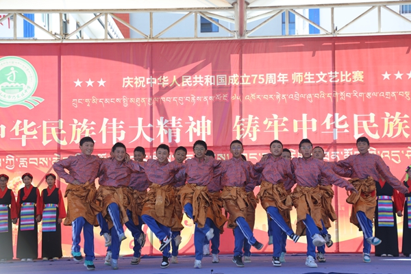 学生正在跳舞.jpg