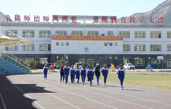 图为学生正在跑步锻炼身体.jpg
