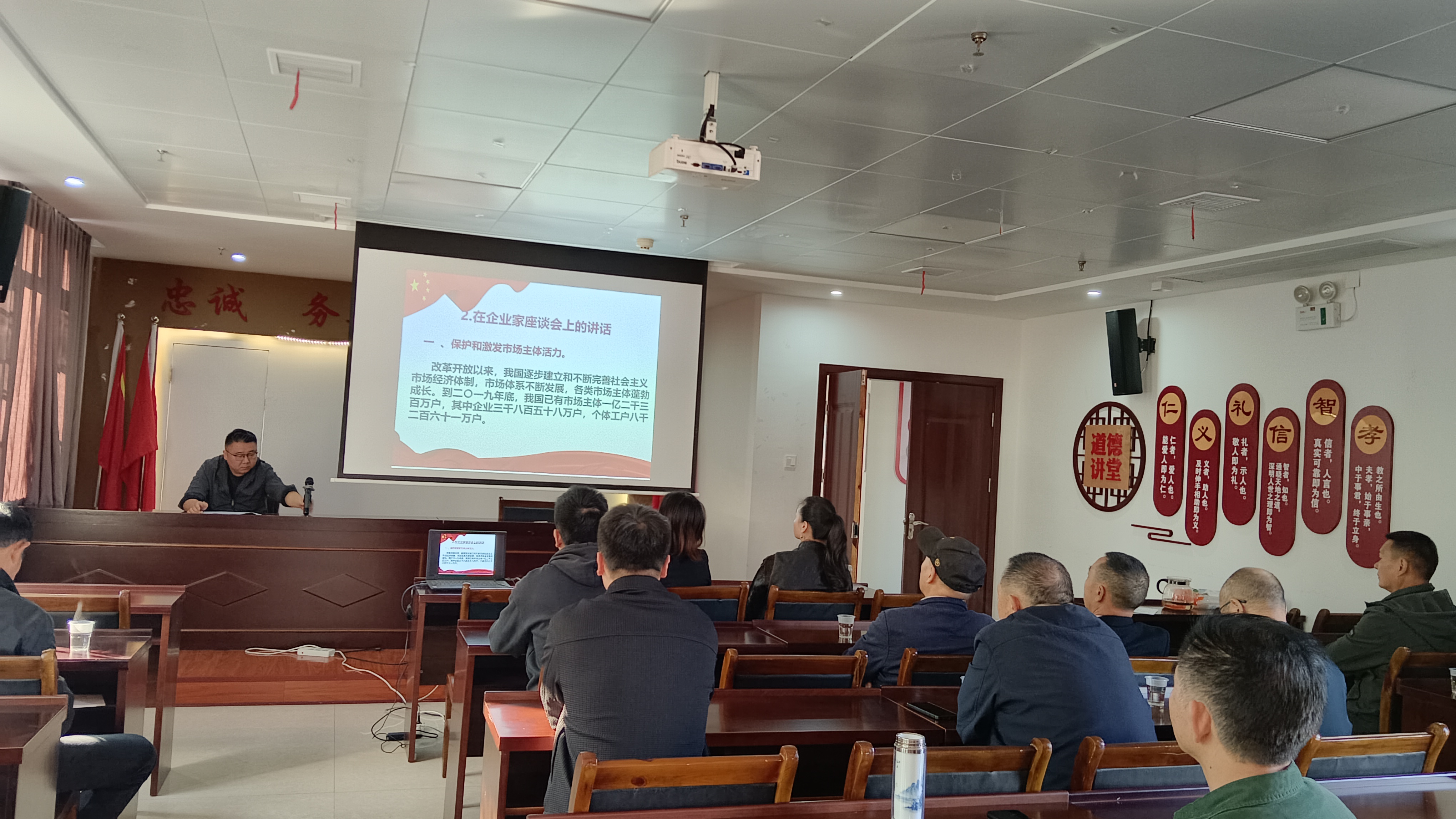 2024年11月1日海棠社区新时代文明实践站在三楼会议室开展学习《习近平著作选读》第二卷活动 (5).jpg 2024年11月1日海棠社区新时代文明实践站在三楼会议室开展学习《习近平著作选读》第二卷活动 (5).jpg